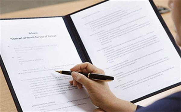 翻译合同除了外语和汉语功底好、具备一定的翻译能力之外,还需要了解有关合同本身的专业知识和国际贸易、国际汇总、会计学、运输学、保险学、法学等 方面知识。要想成为合格的合同翻译者,译员必须认真研究学习合同范本和相关知识,并进行大量的合同翻译实践。